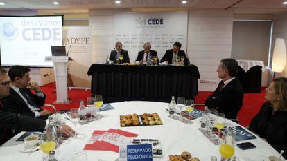 Julio Linares, en el centro de la mesa principal, durante el desayuno de trabajo.