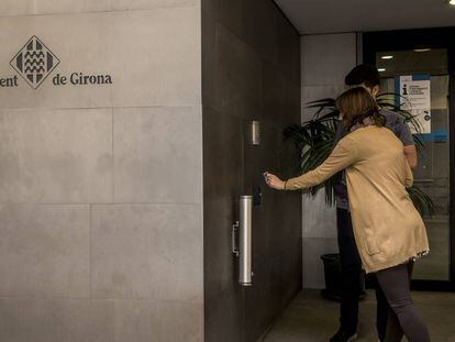 Treballadors municipals entren a les dependències de l'Ajuntament de Girona aquest dijous.