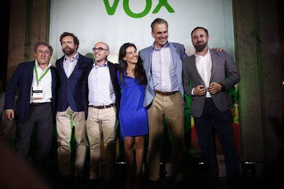 Fotografía de grupo de dirigentes de Vox. De izquierda a derecha, el número 3 al Parlamento Europeo, Hermann Tertsch; el portavoz en el Congreso de los Diputados, Iván Espinosa de los Monteros; el cabeza de lista al Europarlamento, Jorge Buxadé; la candidata a la presidencia de la Comunidad de Madrid, Rocío Monasterio; el candidato a la alcaldía de Madrid, Javier Ortega Smith, y el presidente del partido, Santiago Abascal.