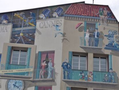 La fachada de un edificio en Cannes rinde homenaje al cine y sus estrellas.