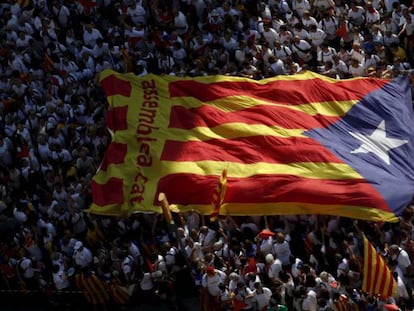 Manifestantes portan una estelada gigante en Barcelona en la Diada de 2015.