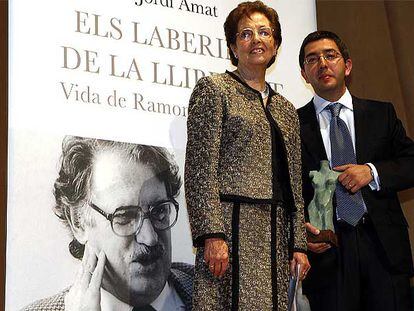 La viuda de Ramon Trias Fargas, Montserrat Trueta, con el biógrafo del político, Jordi Amat, en la presentación del libro ayer.