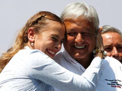 Lopez Obrador y su mujer durante un acto político