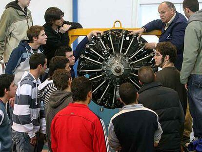 Los alumnos de FP del instituto Virgen de Gracia y Fundación Virtus, de Puertollano, cuentan con motores y aviones para
las prácticas.