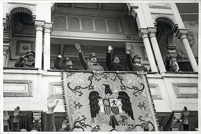 Las Ventas quedó deslucida por un aguacero que obligó a suspender la corrida de toros de la tarde que recibió la visita de Himmler, quien aparece en la imagen en el palco de la plaza de toros madrileña. Le habían preparado un festejo especial con los diestros Marcial Lalanda, Pepe Luis Vázquez y Rafael Ortega, 'Gallito'.