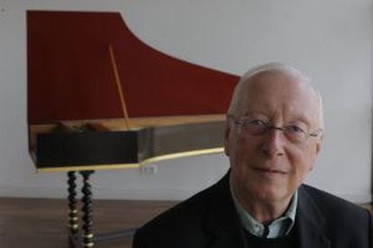 William Christie, director de orquesta, fotografiado en el Teatro Real junto a un clave.