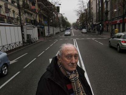 Antonio Sabugueiro, junto al bar donde se cre&oacute; la carrera. 