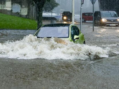 Un coche trata de atravesar una inundación el pasado sábado 28 en Santiago de Compostela, donde se produjeron numerosas incidencias por viento y lluvia.