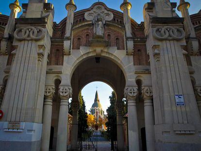 Entrada principal del cementerio de la Almudena.