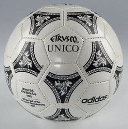 La Eurocopa de 1992 se disputó con el Etrusco, un balón que había aparecido dos años antes, en el Mundial de Iatalia 90. Se utilizó, también, en los Juegos Olímpicos de Barcelona.Tres cabezas de león adornaban el diseño.