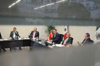 Osorio Chong junto a Claudia Ruiz Massieu durante la reunión de senadores del PRI del pasado 22 de marzo en que fue removido.