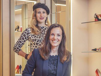Charlotte Dellal (de pie) y Brita Fernandez Schmidt, retratadas en una de las tiendas de Charlotte Olympia de Londres.