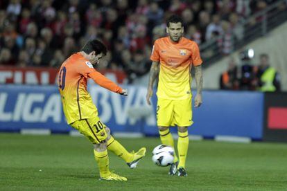 La Pulga dispara ante Alves para firmar, en el duelo del Barça frente al Granada, el gol 301 de su trayectoria.