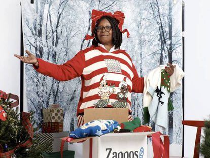 Whoopi Goldberg con uno de los jerséis navideños de su nueva colección.