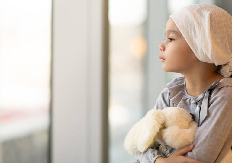 Una niña enferma de leucemia.