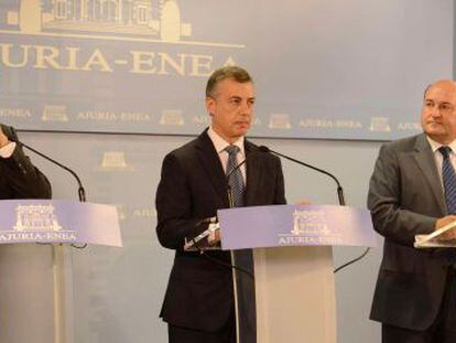 De izquierda a derecha, Patxi L&oacute;pez, I&ntilde;igo Urkullu y Andoni Ortuzar, el 16 de septiembre tras la firma del pacto PNV-PSE. 