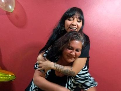 En una fotografía de redes sociales, Betzabé Alvarado abraza a su madre, Esmeralda Gallardo, en una celebración.
