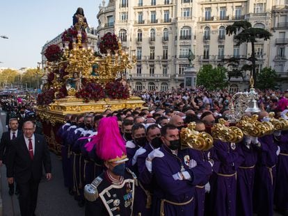 Miembros de una cofradía portan la imagen de Jesús de Medinaceli durante la procesión en Madrid.