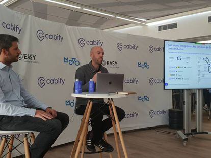 Juan de Antonio, fundador de Cabify, a la derecha, junto con Vicente Pascual, director General de la compañía, hoy en una rueda de prensa en Madrid.