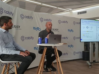 Juan de Antonio, fundador de Cabify, a la derecha, junto con Vicente Pascual, director General de la compañía, hoy en una rueda de prensa en Madrid.