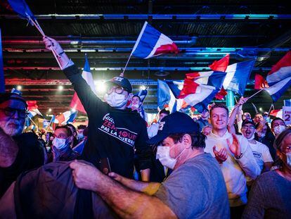 Simpatizantes de Zemmour en el primer mitin del candidato ultra a la presidencia de Francia, celebrado a comienzos de diciembre del año pasado y donde el grupo de extrema derecha Zouaves Paris agredió a varios activistas.