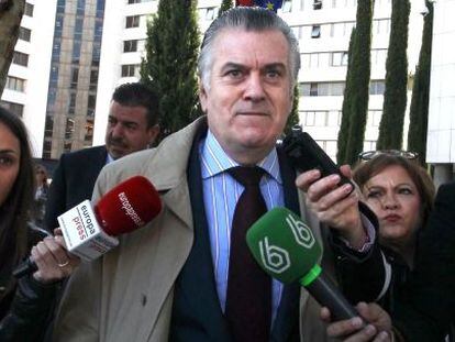 El extesorero del Partido Popular, Luis Bárcenas, sale de los juzgados de Plaza de Castilla, tras ratificar su denuncia contra la jefa de personal del PP en relación con su despido laboral.