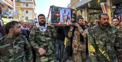 Funeral por un combatiente fallecido en Nayaf, al sur de Irak, en un combate entre el ej&eacute;rcito iraqu&iacute; y el Estado Isl&aacute;mico.