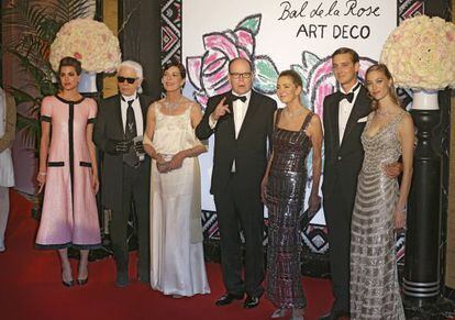 Alberto de Mónaco y Carolina con sus hijos, su futura nuera Beatrice y la madre de esta y el diseñador Karl Lagerfeld.