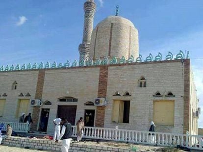 Mezquita de Rawda, en el norte del Sinai (Egipto), tras el atentado de este viernes.