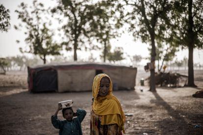 Una mujer y un niño de un tribu nómada del Sahel en las afueras de N'djamena, en Chad, el 10 de abril de 2021.