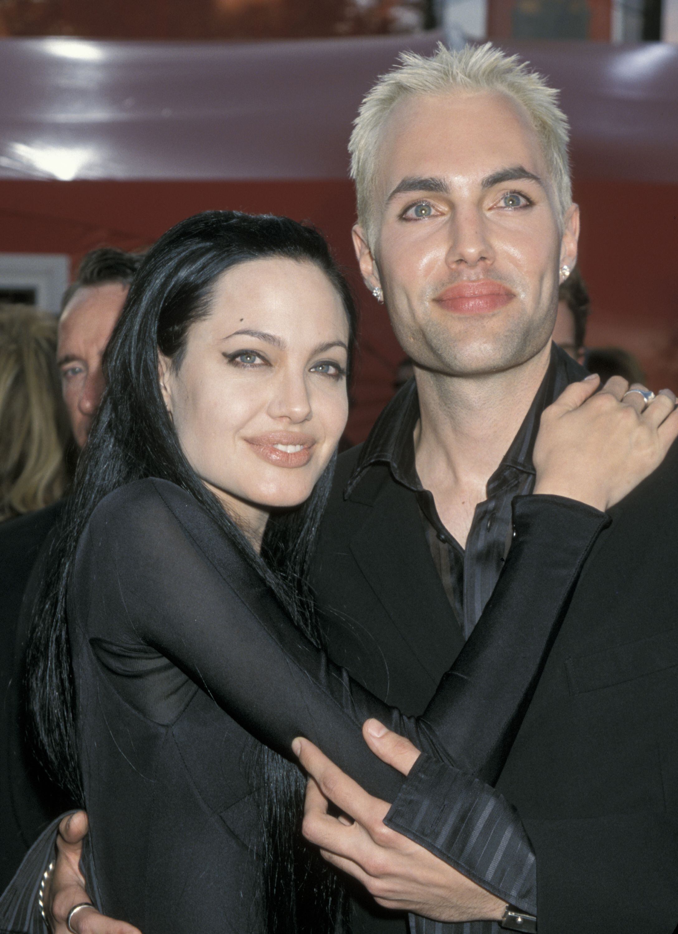 Angelina Jolie y su hermano James Haven, en los Oscar del año 2000.