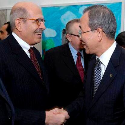 El secretario general de la ONU, Ban Ki-moon (derecha), estrecha la mano al director general del Organismo Internacional de la Energía Atómica, Mohamed El Baradei, durante un encuentro, hoy, en Viena.