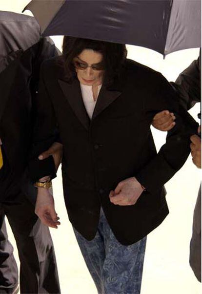 Michael Jackson llega con pijama y una chaqueta al juzgado.