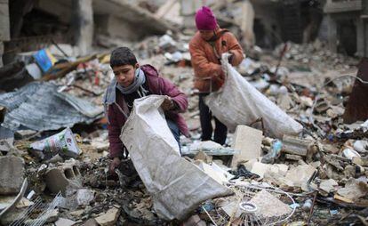 Jóvenes sirios, entre escombros en Damasco (Siria).