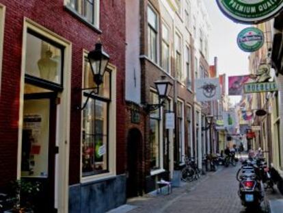 Panorámica del callejón de Pieterskerk-Choorsteeg, en Leiden (Holanda), donde abunda el comercio de segunda mano.