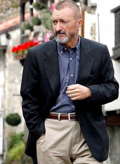 El escritor y periodista Arturo Pérez-Reverte en Santillana del Mar