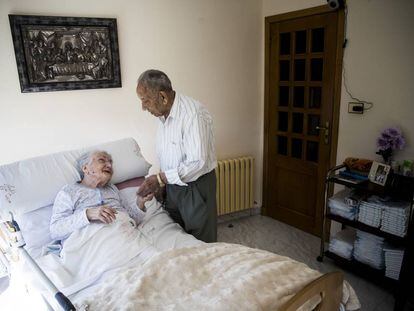 Antonio Araújo, de 99 años, y su mujer, Julia Álvarez, de 94, en su vivienda de Amoeiro. 