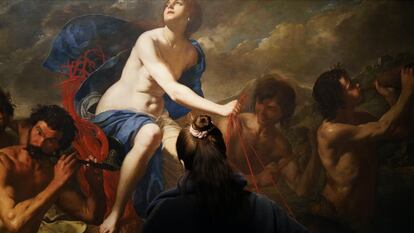 Una mujer contempla el cuadro de Artemisia Gentileschi 'El Triunfo de Galatea' en Gallerie d’Italia en Nápoles.