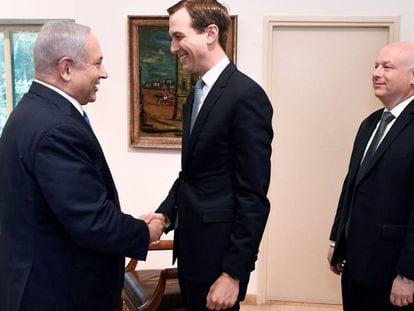 Jason Greenblatt (derecha) junto a Jared Kushner y Benjamín Netanyahu, en agosto en Jerusalén. 