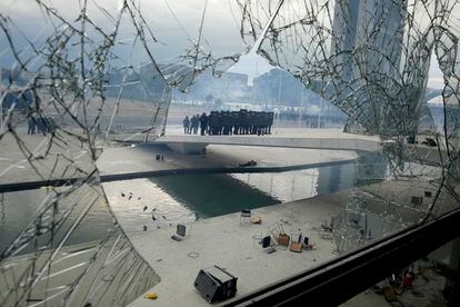 Policías en formación suben una de las rampas del palacio presidencial brasileño.