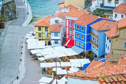 Casas de colores con restaurantes con terraza en la plaza Marina de Cudillero (Asturias).