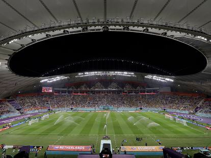 GR5008. DOHA (CATAR), 25/11/2022.- Fotografía que muestra el interior del estadio Internacional Jalifa hoy, antes de un partido de la fase de grupos del Mundial de Fútbol Qatar 2022 entre Países Bajos y Ecuador en el estadio Internacional Jalifa en Doha (Catar). EFE/ Antonio Lacerda
