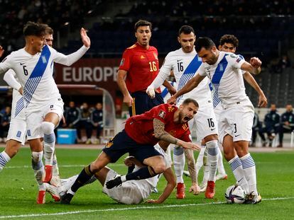 Íñigo Martínez cae en el área de Grecia en la acción del penalti que supuso el gol de España.