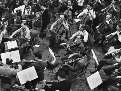Otto Klemperer dirige a la Orquesta New Philharmonia para una grabación de la Novena de Beethoven en el Kingsway Hall de Londres en 1957.
