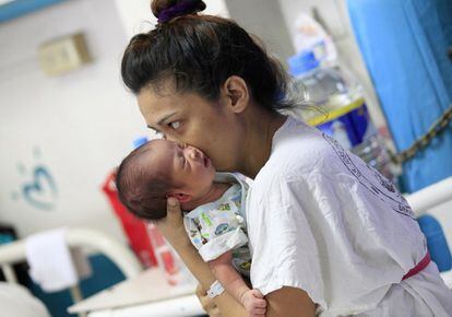 Un bebé recién nacido es abrazado por su madre en un hospital de Manila (Filipinas), el 16 de febrero de 2016.