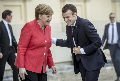 La canciller alemana, Angela Merkel, da la bienvenida al presidente francés, Emmanuel Macron, en el Fórum Humboldt, en el Berlín Palace, el 19 de abril de 2018.