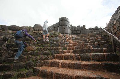 Dos turistas visitan, ayer miércoles, la fortaleza de Sacsayhuaman, en Cuzco.
