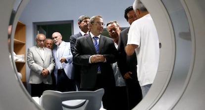 El consejero de Sanidad, Luis Rosado, durante su visita al Hospital Provincial de Castellón.