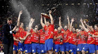 El Príncipe Felipe tras hacer entrega a los jugadores de la selección española del trofeo que les acredita como vencedores del Mundial de balonmano
