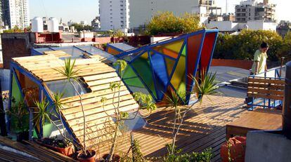Garrapata es un proyecto que coloniza las cubiertas de edificios de Buenos Aires. El proyecto condensa en la superficie de las terrazas una serie de operaciones formales que dialogan con el contexto circundante de galpones, chimeneas, medianeras y techos de chapa.